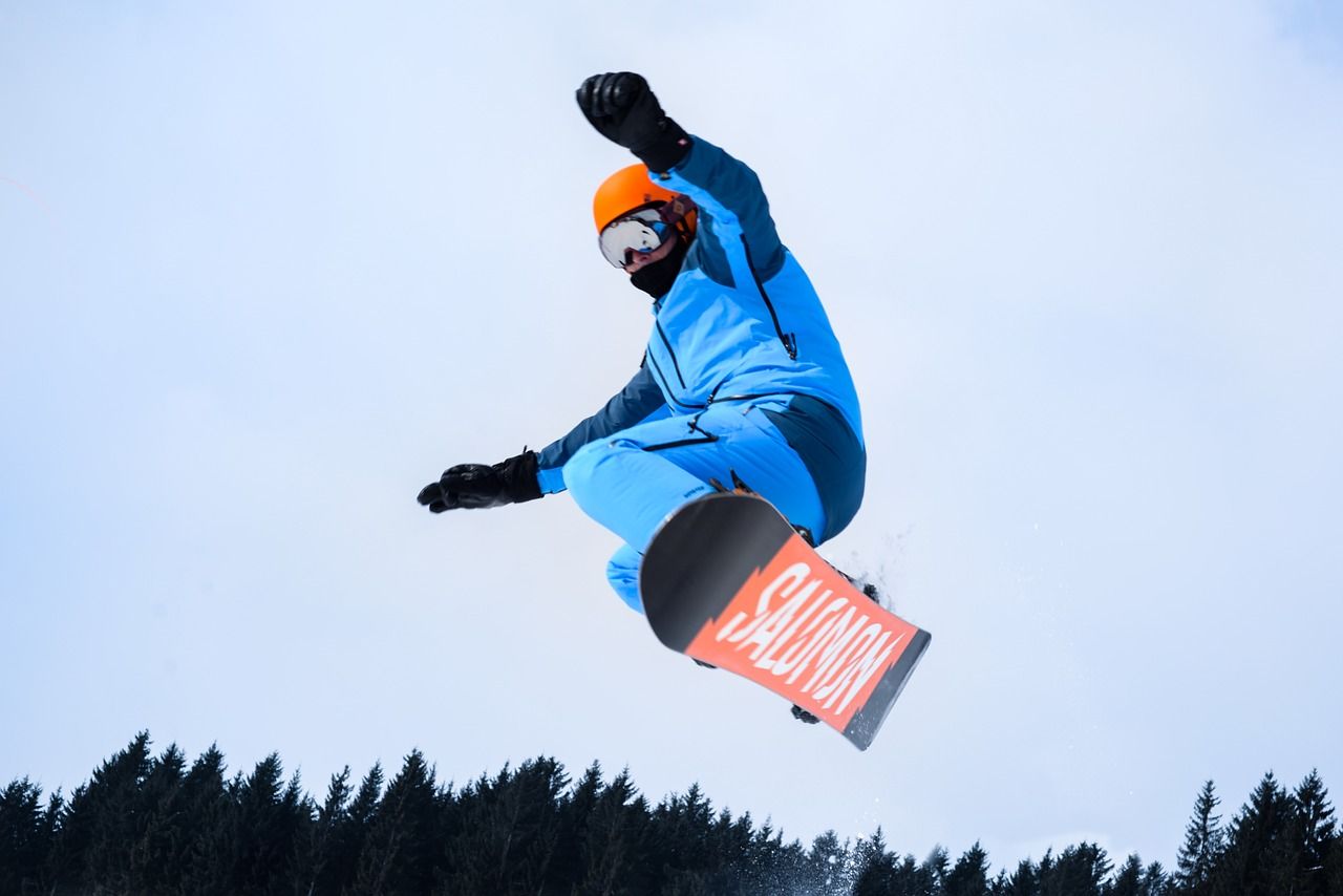 Snowboarding a styl życia – o modzie wśród amatorów tego sportu zimowego