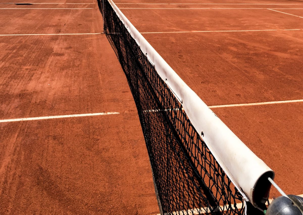 Czym charakteryzują się korty tenisowe dobrej jakości?