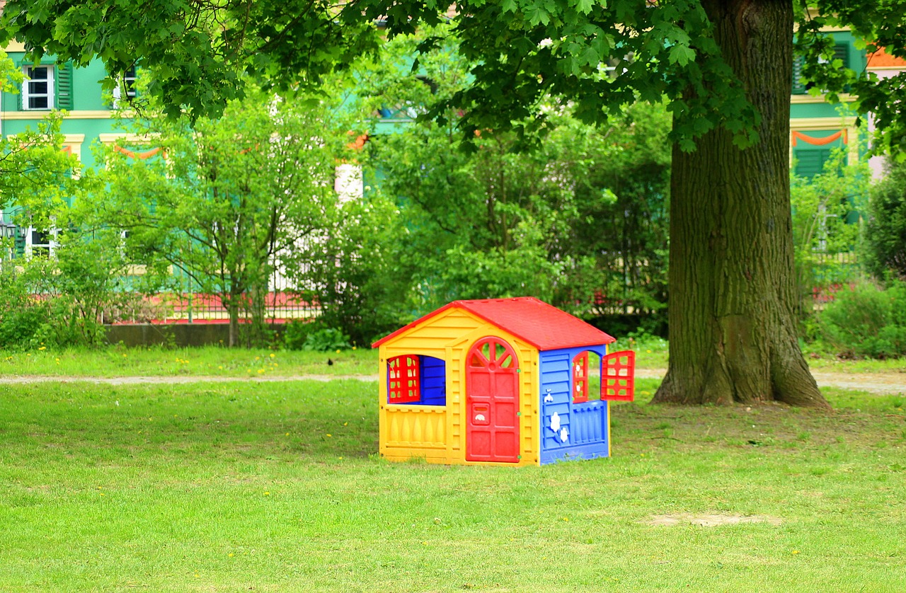 Zabawa dzieci w ogrodzie – co nabyć, aby spędzały tam chętnie czas