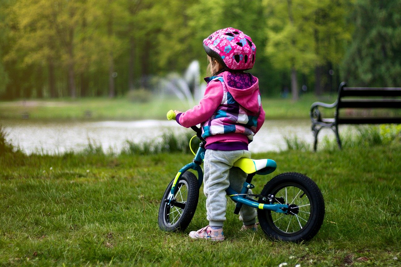 Rowerek dla malucha, czyli o pierwszych zmaganiach dziecka za kółkiem