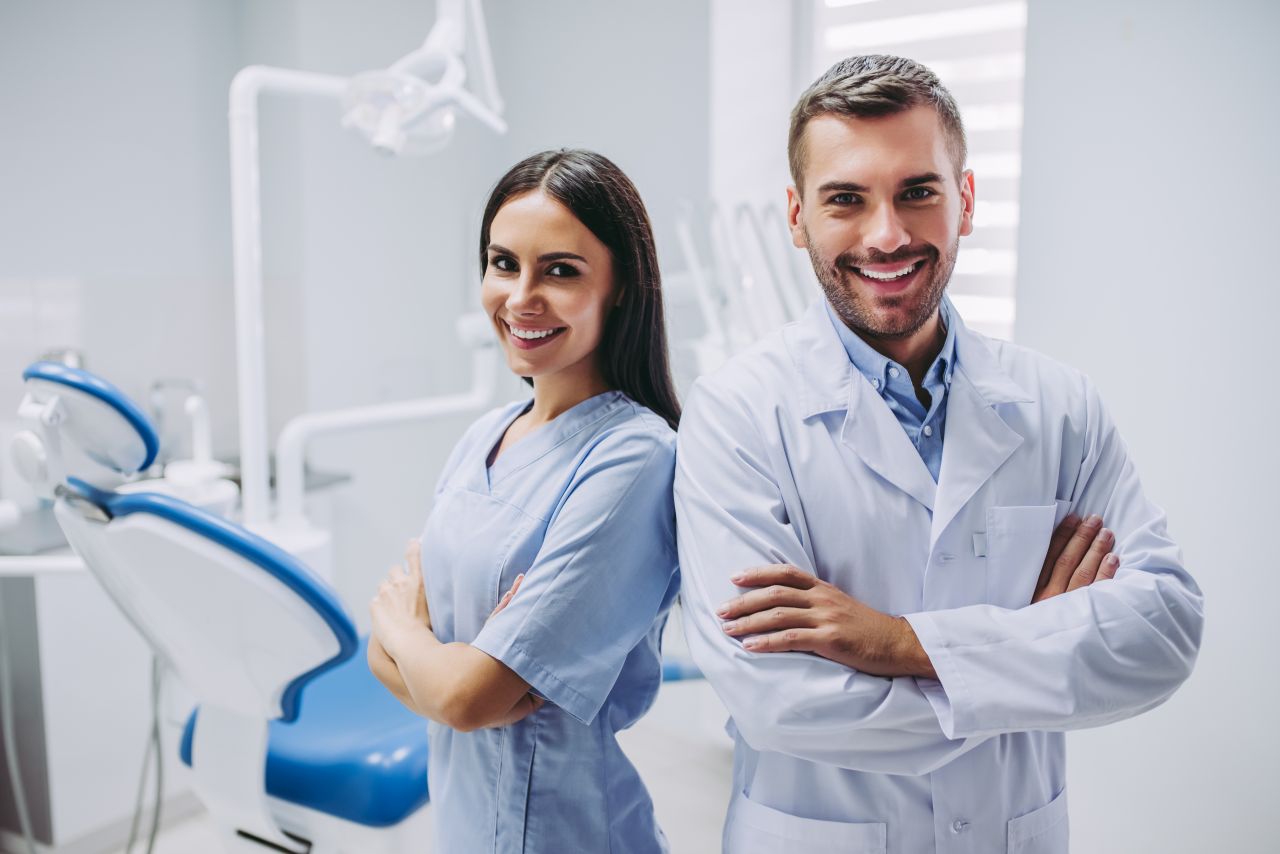 Czy różni się praca technika dentystycznego od stomatologa?
