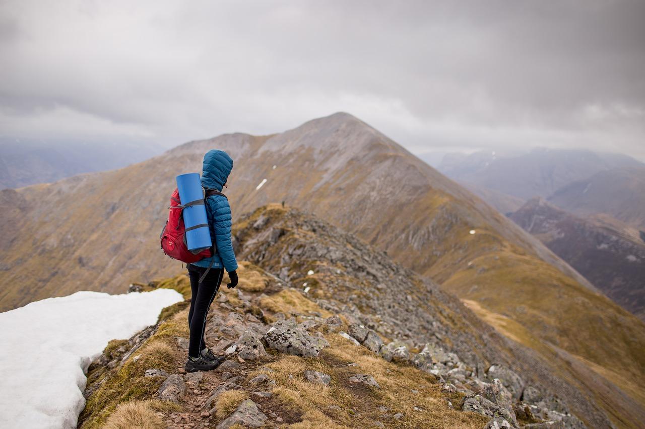 Niezbędne wyposażenie na wyjazd w góry – co ze sobą zabrać?