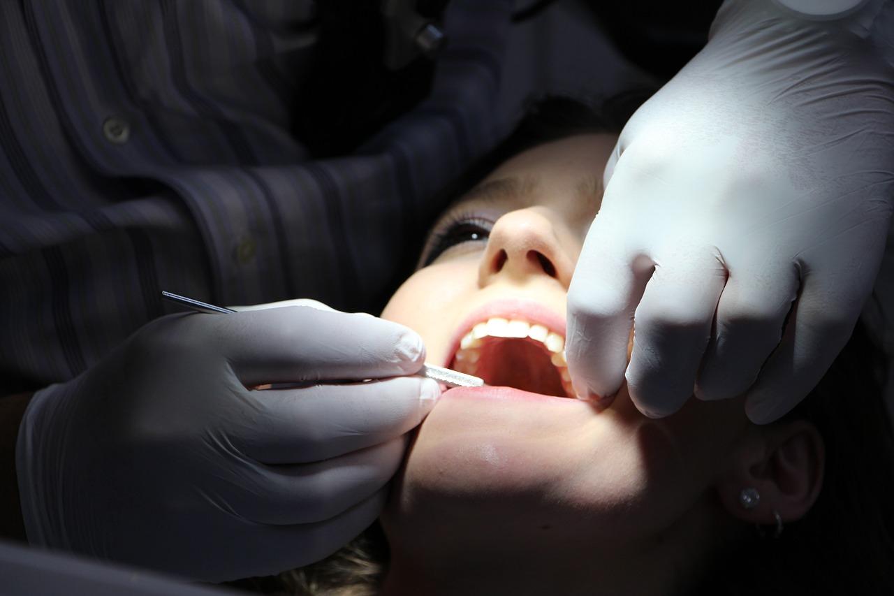 Czym jest szynowanie zębów i w jakich sytuacjach zaleca się jego wykonanie?
