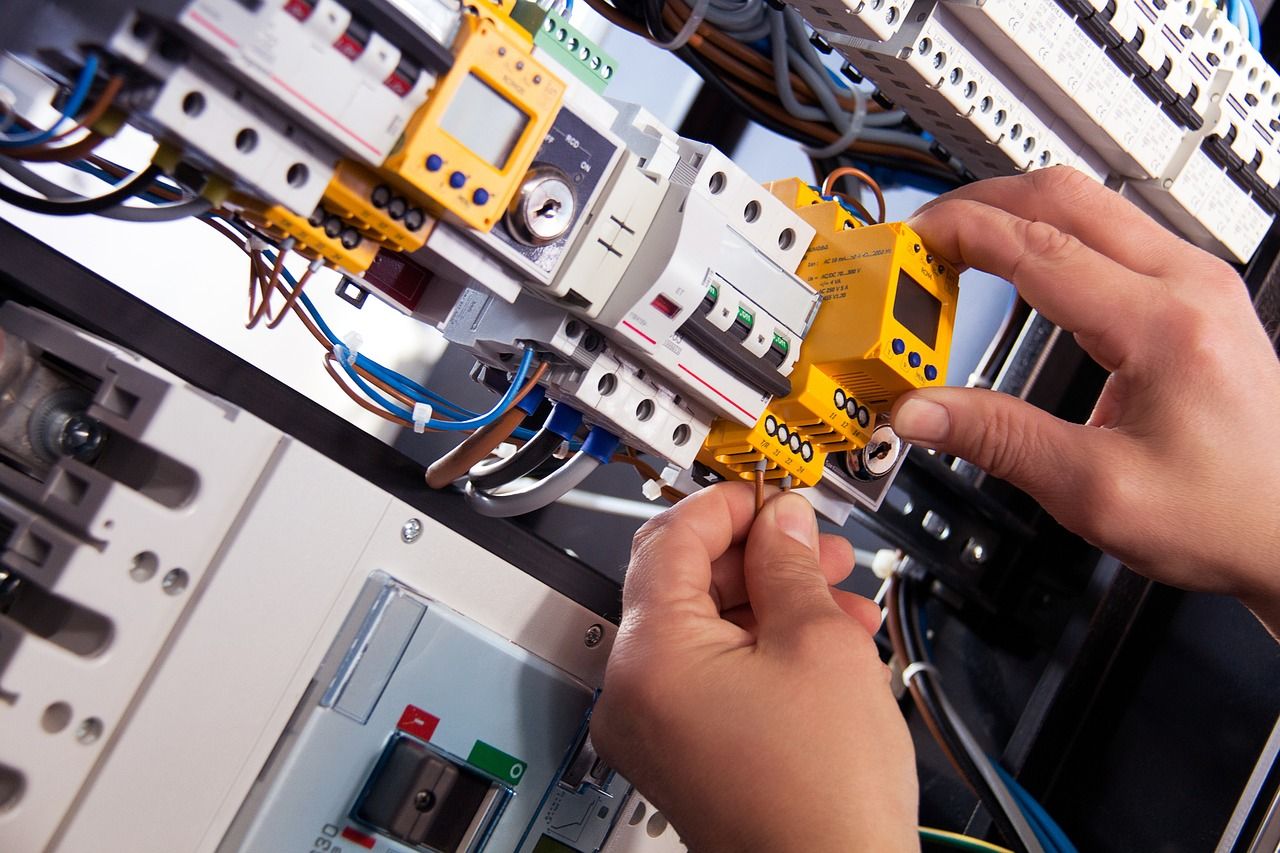 Prowadzenie firmy produkcyjnej – czy warto zlecić analizę parametrów sieci elektrycznej profesjonalistom?