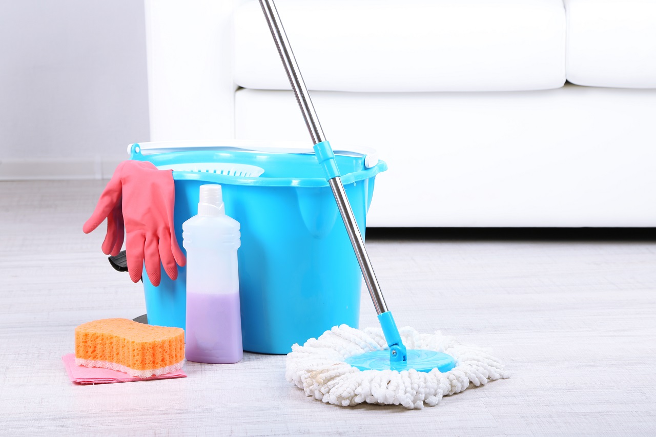 Jakie akcesoria do sprzątania warto mieć pod ręką w swoim domu?