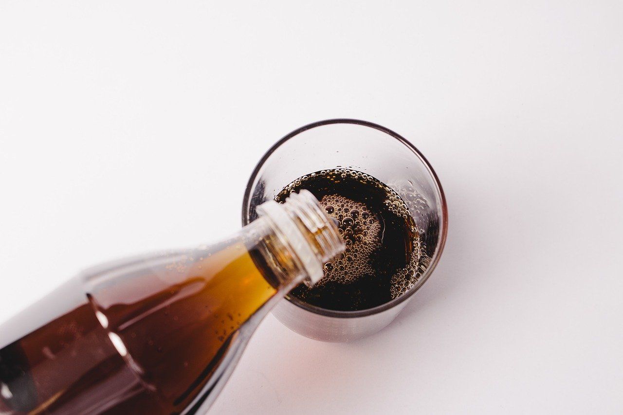 Jakie orzeźwiające napoje warto mieć zawsze w swoim domu?