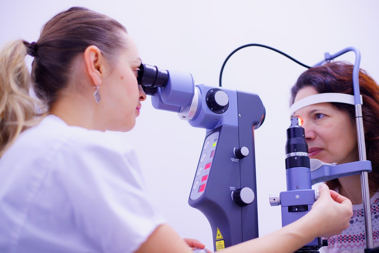 Wizyta u okulisty – jakie badania można wykonać przy użyciu stacji diagnostycznej?