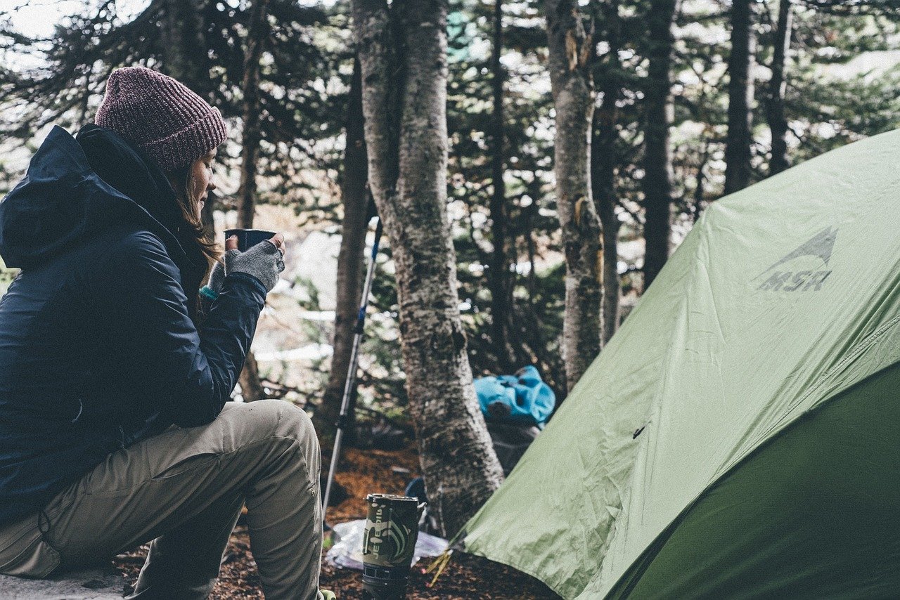 Jakie akcesoria warto ze sobą wziąć na biwak czy camping?