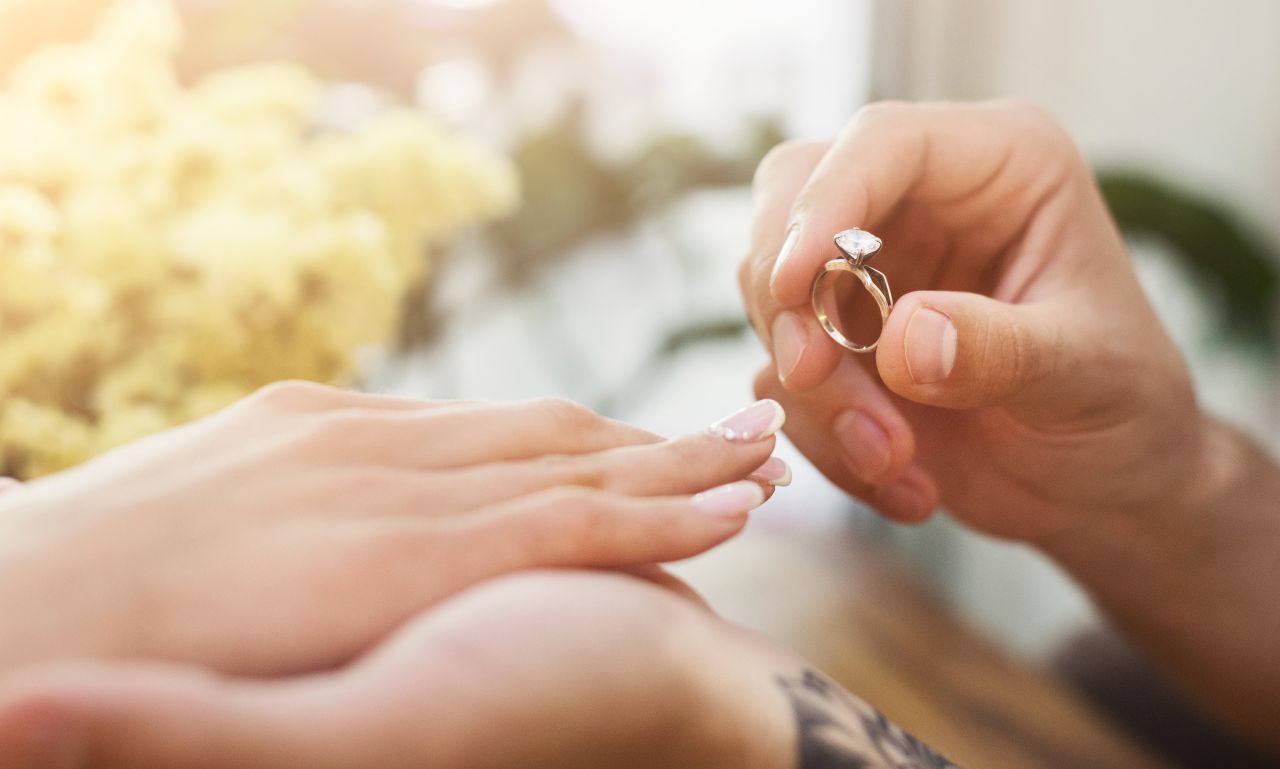 Jak kupić pierścionek, nie znając rozmiaru palca swojej wybranki?