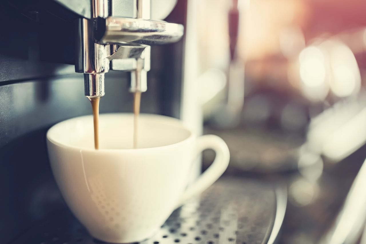 Jakie właściwości i parametry są istotne przy wyborze ekspresu do kawy?