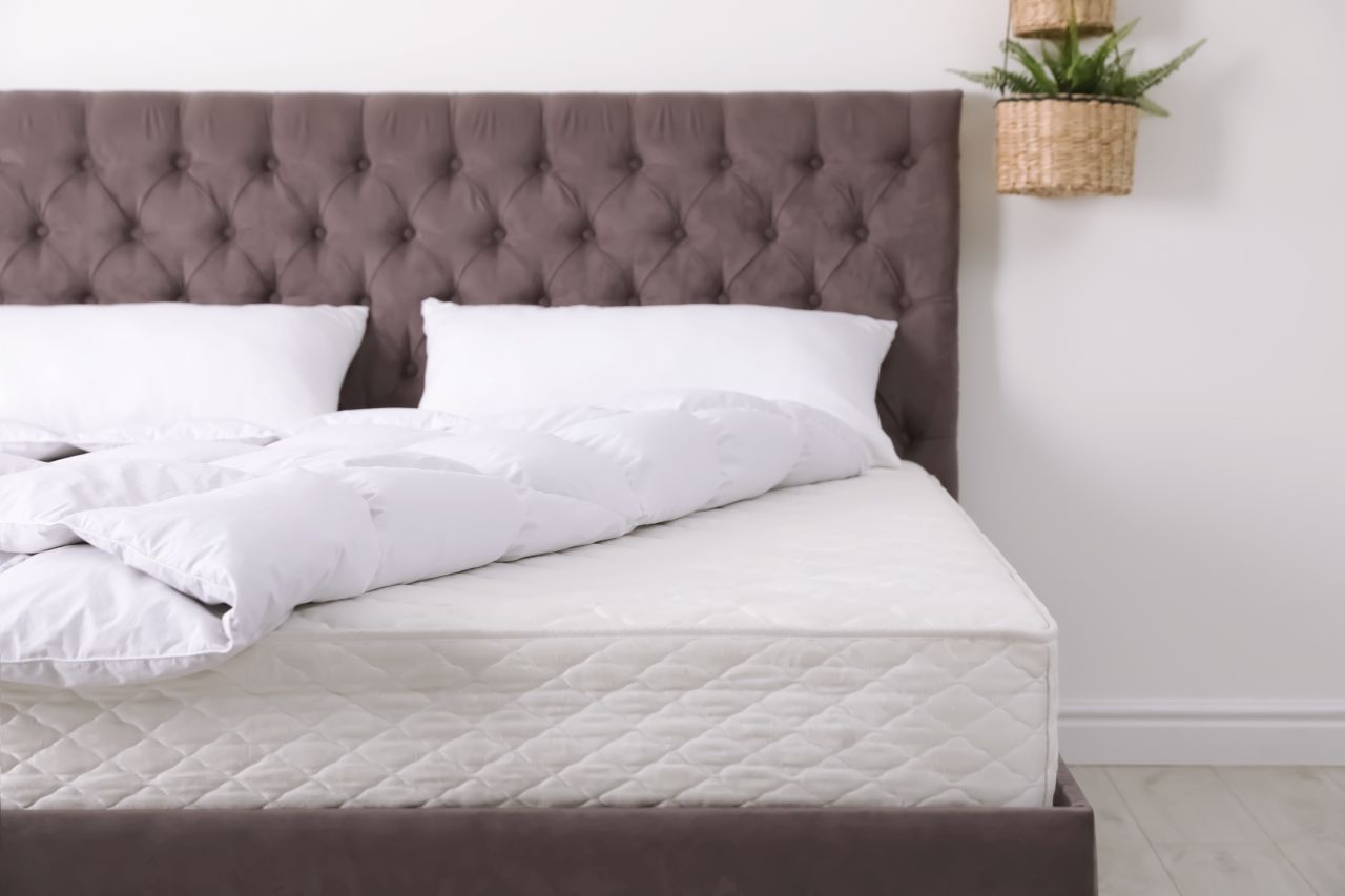 Łóżka tapicerowane – czy warto je wybrać do sypialni?