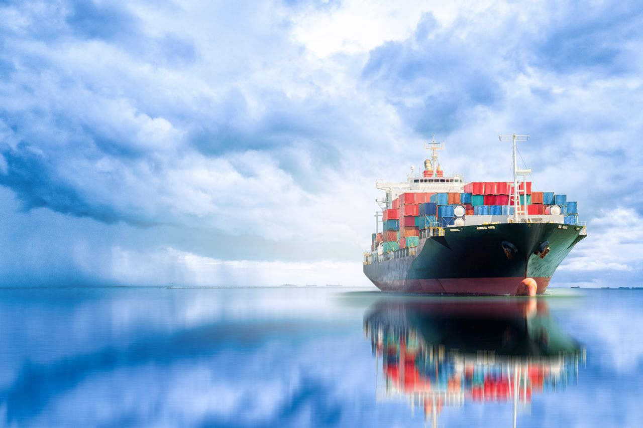 Czy warto transportować swój towar statkiem?